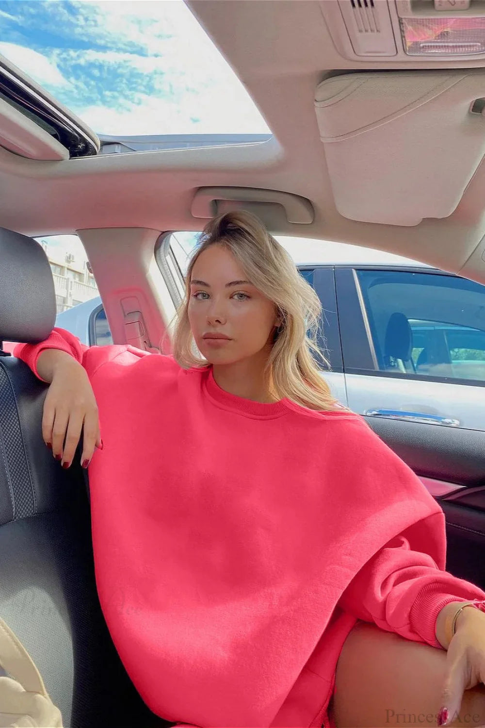 Felpa ampia a girocollo tinta unita dal taglio comodo