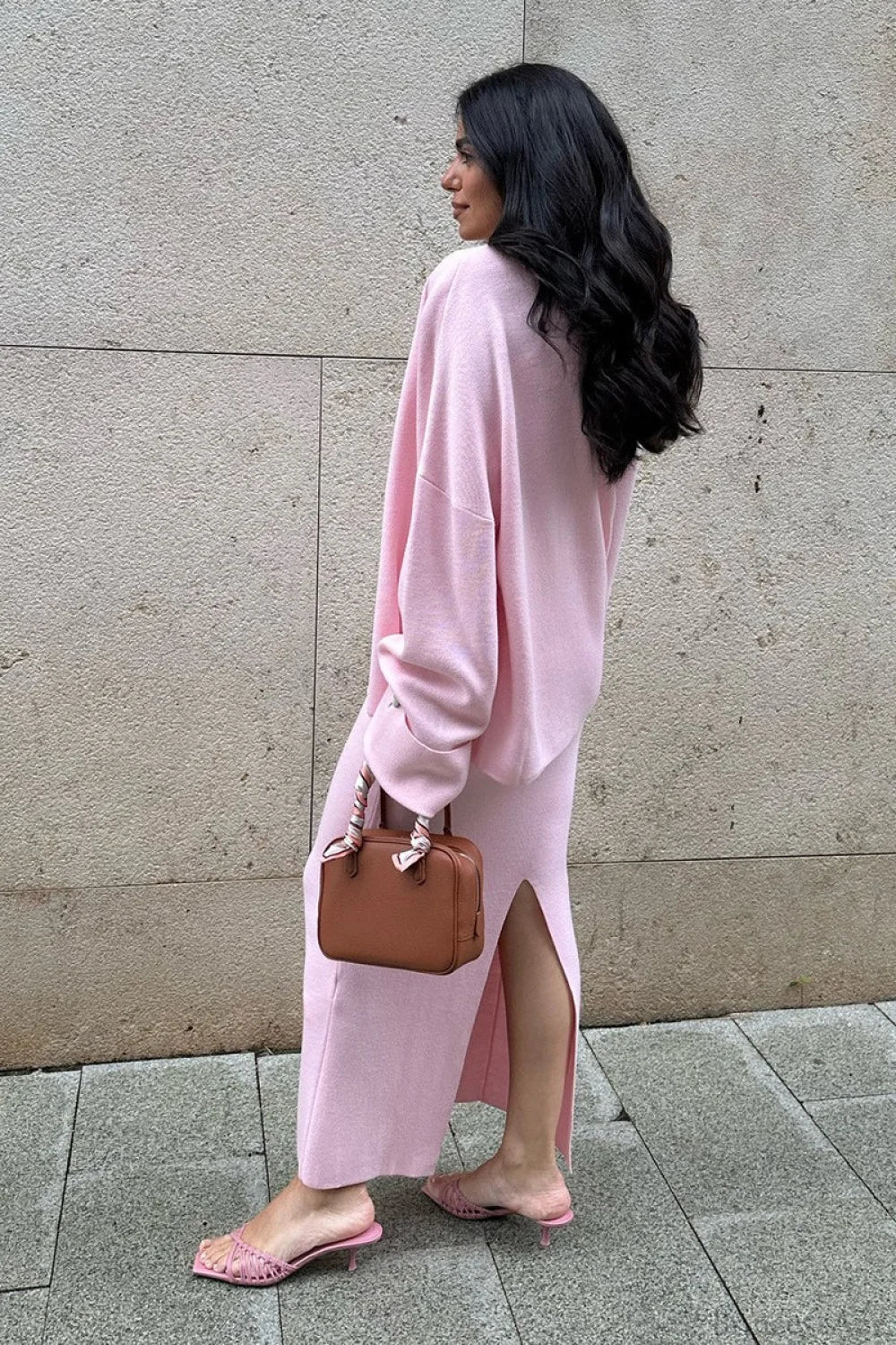 Conjunto de tres piezas: falda midi de punto minimalista suave y sólida con camiseta de tirantes