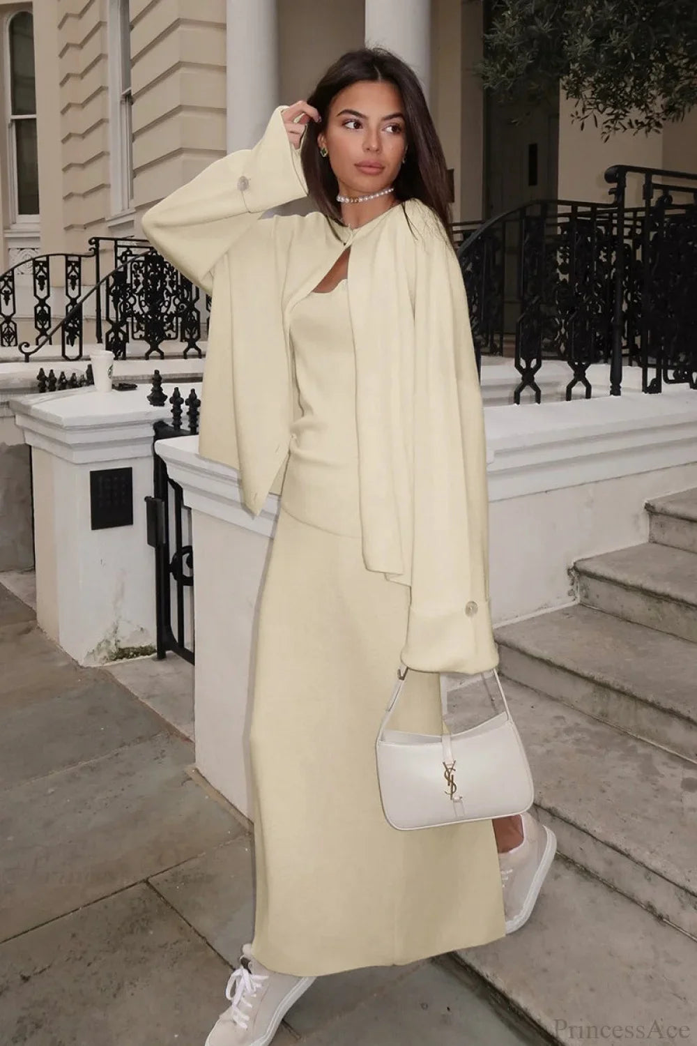 Conjunto de tres piezas: falda midi de punto minimalista suave y sólida con camiseta de tirantes