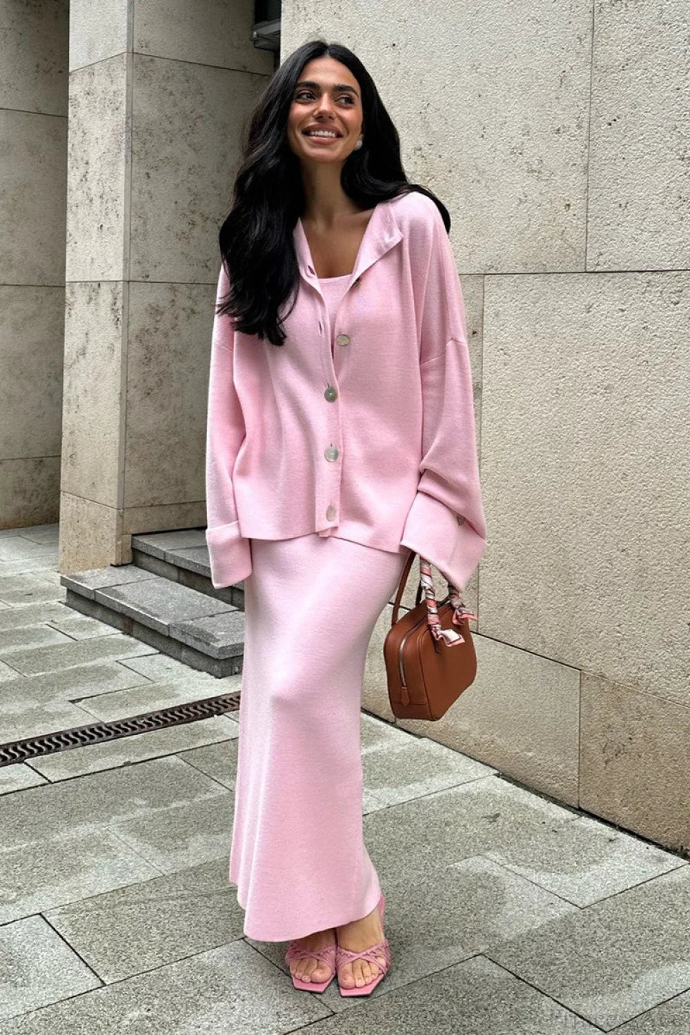 Conjunto de tres piezas: falda midi de punto minimalista suave y sólida con camiseta de tirantes