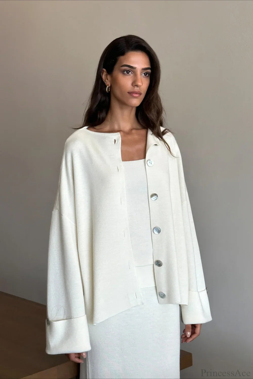 Conjunto de tres piezas: falda midi de punto minimalista suave y sólida con camiseta de tirantes