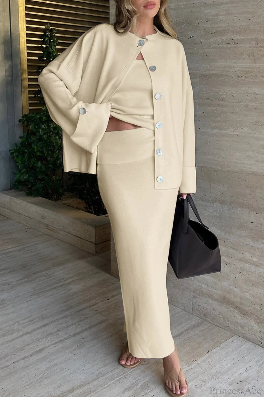 Conjunto de tres piezas: falda midi de punto minimalista suave y sólida con camiseta de tirantes