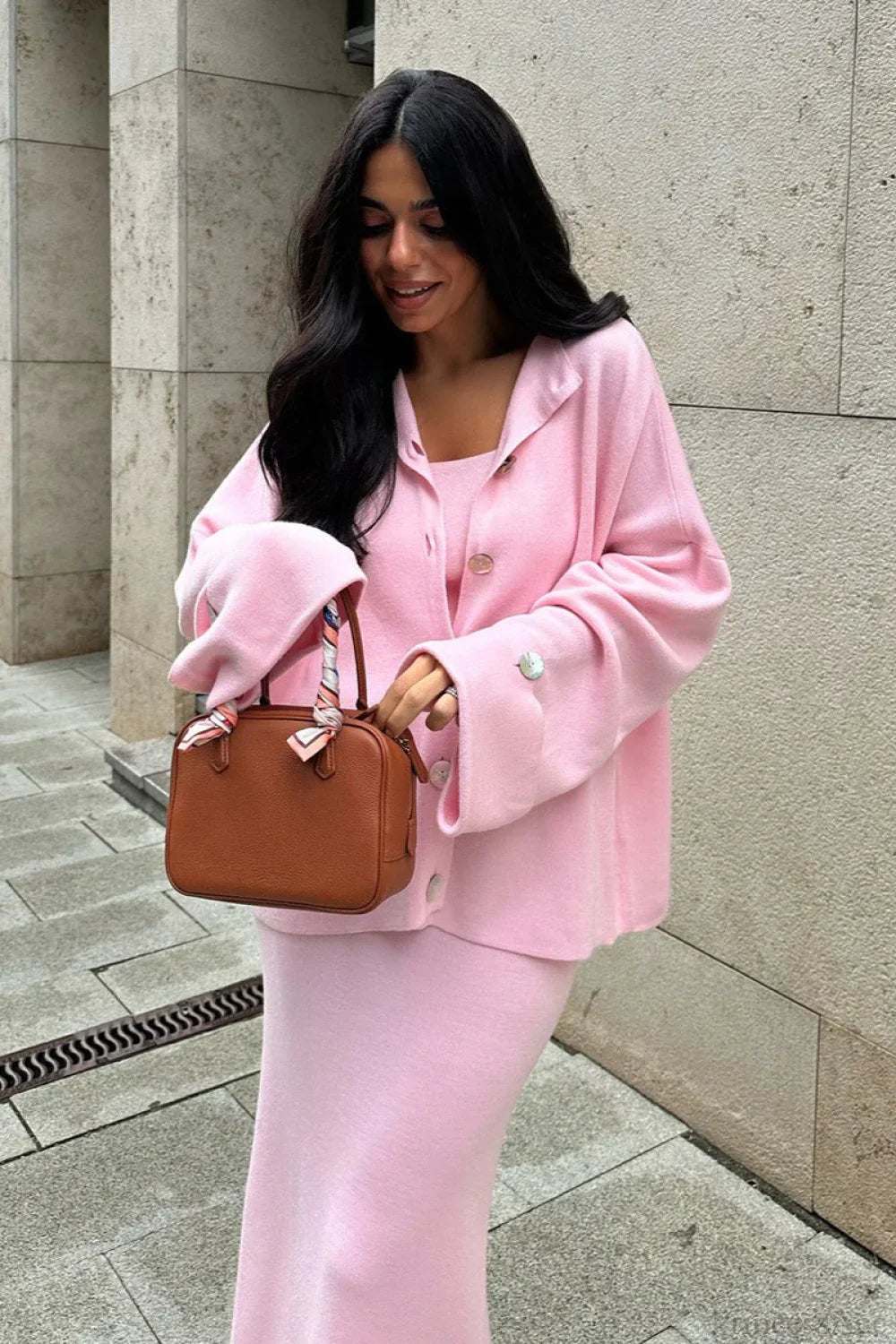 Conjunto de tres piezas: falda midi de punto minimalista suave y sólida con camiseta de tirantes