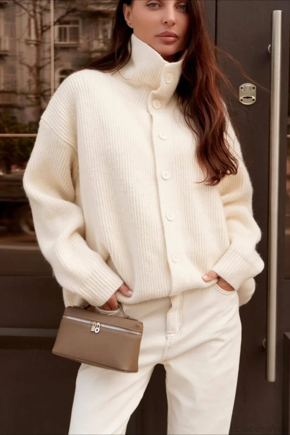 Maglione largo pigro a collo alto solido