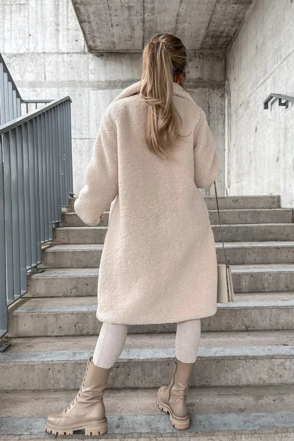 Solider warmer Mantel mit Kunstpelzkragen