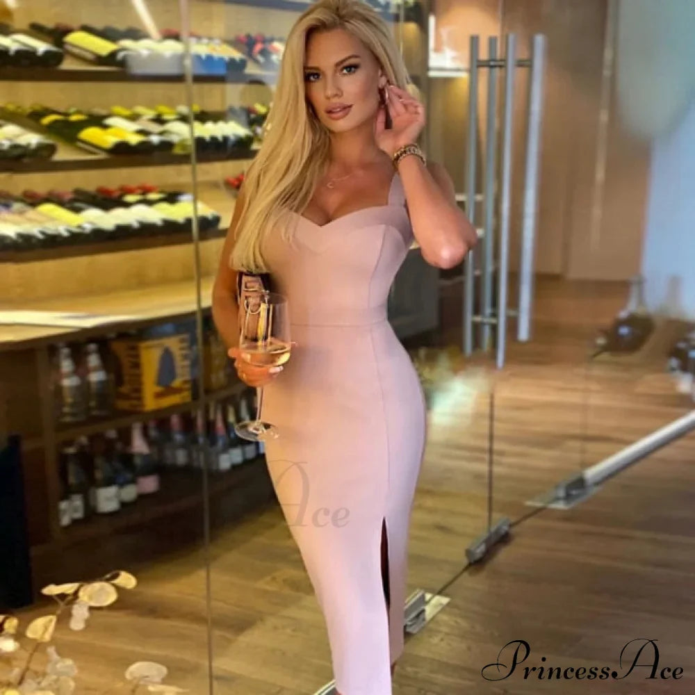 Eng anliegendes Wickelkleid mit Spaghettiträgern