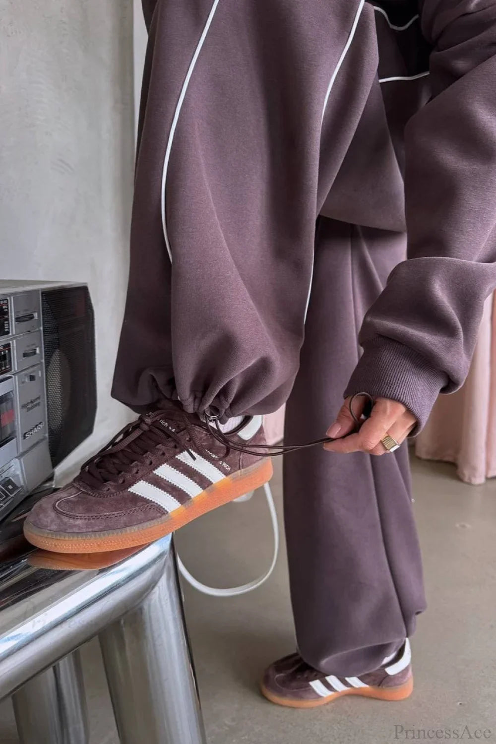 Conjunto de dos piezas de pantalones rectos con capucha y bloques de color deportivos