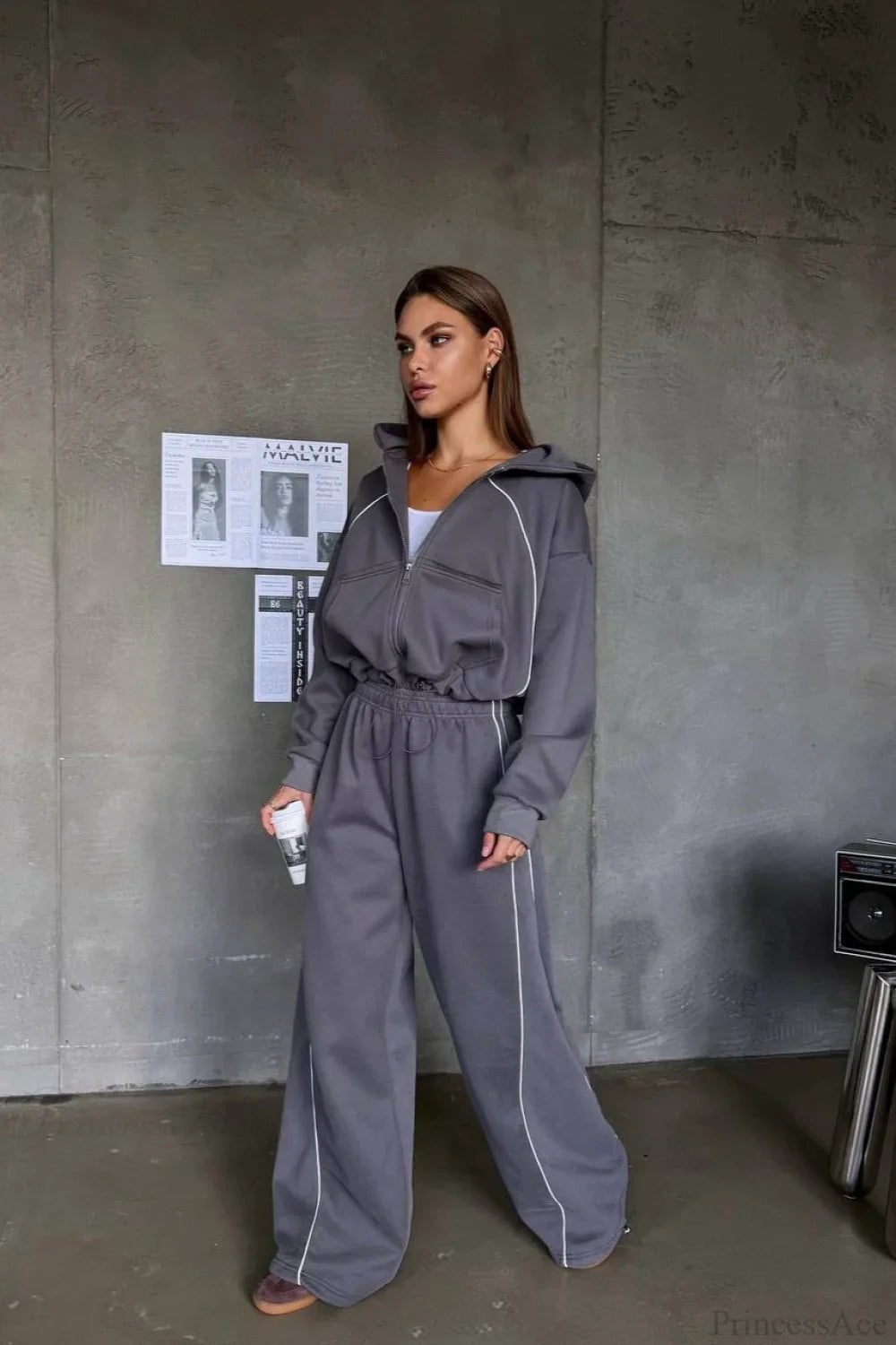 Conjunto de dos piezas de pantalones rectos con capucha y bloques de color deportivos