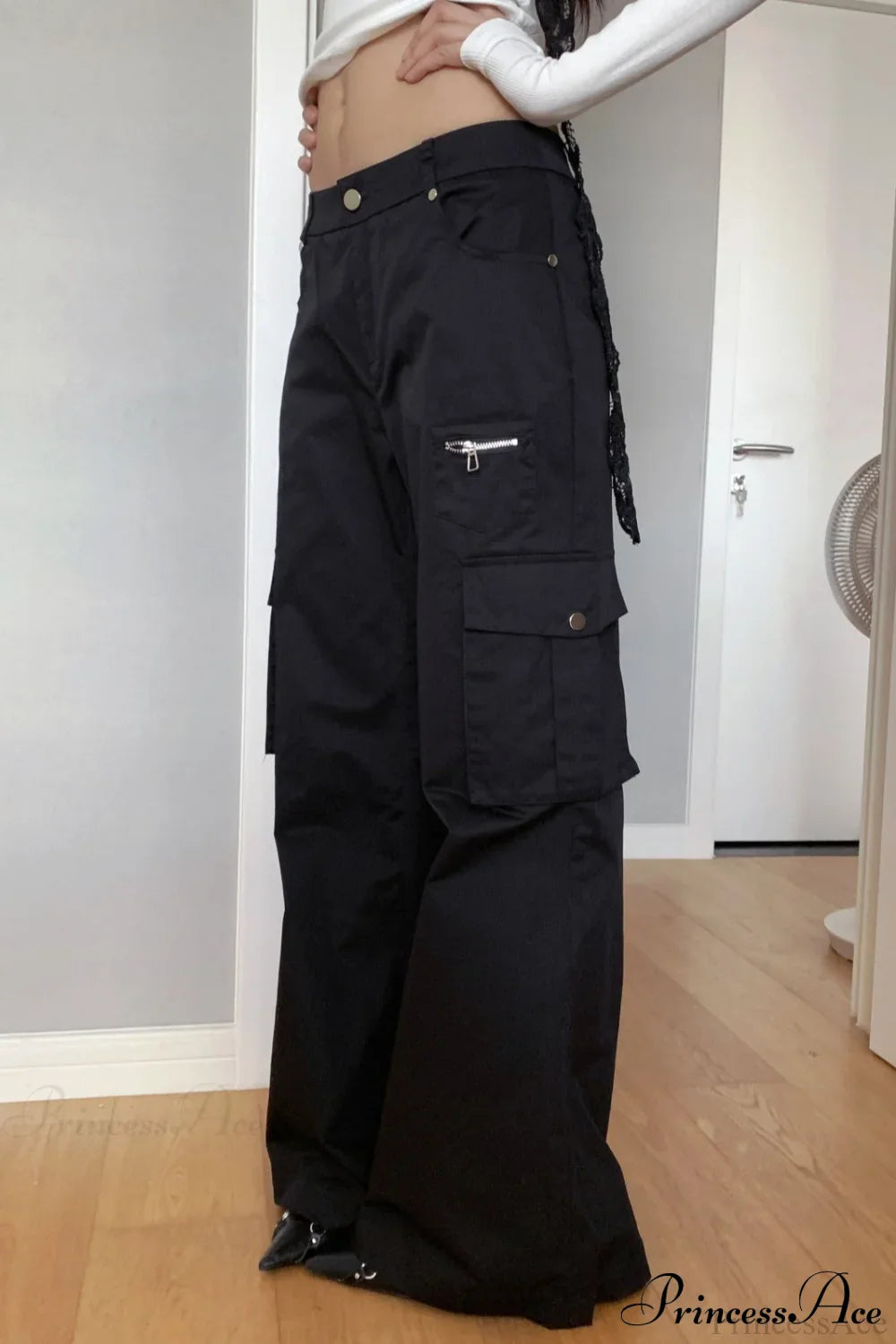 Pantaloni cargo a gamba dritta con più tasche e vita alta