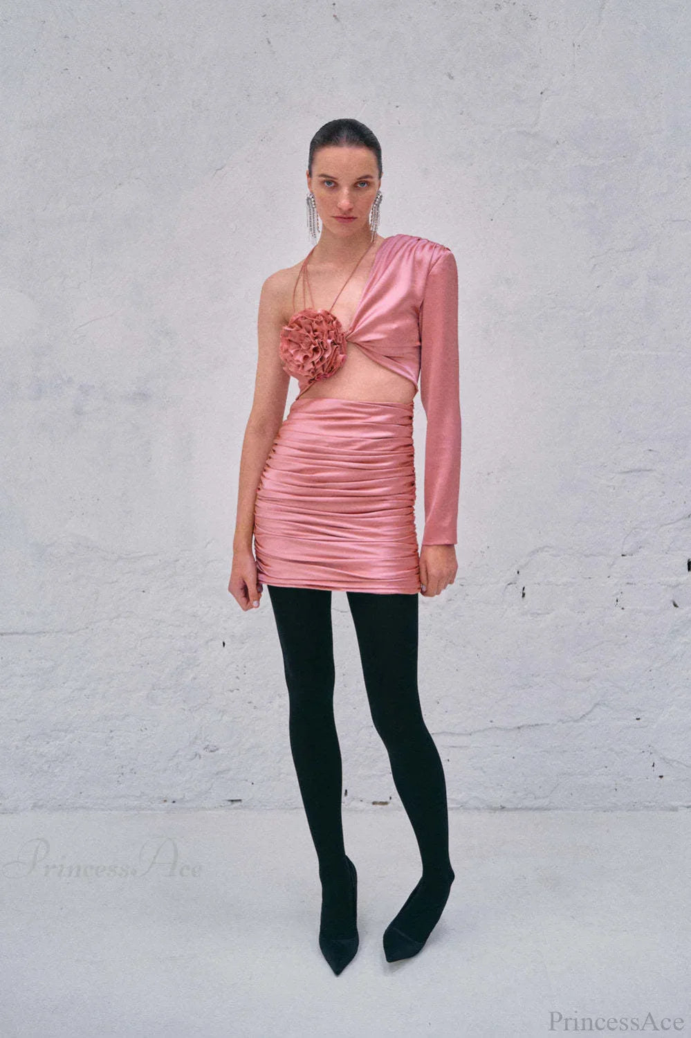 Trägerloses, asymmetrisch besticktes Ballkleid