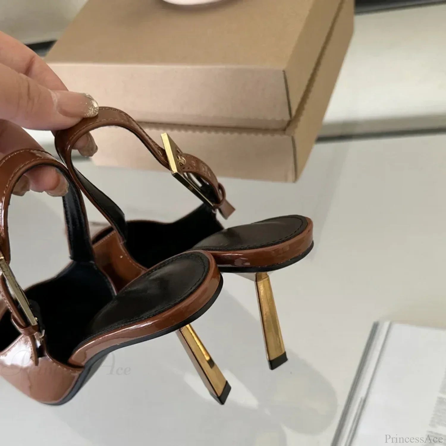 Sandália Slingback Estilo Street Sexy com Fivela Metálica, Bico Quadrado e Salto Baixo