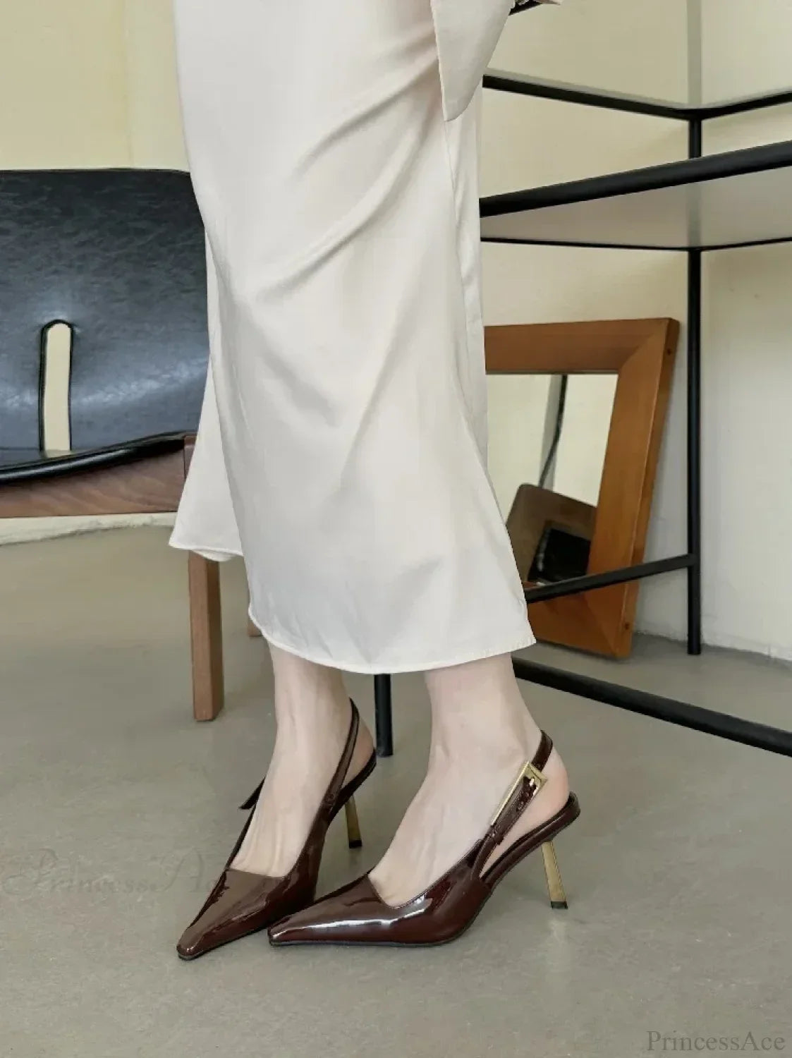 Sandália Slingback Estilo Street Sexy com Fivela Metálica, Bico Quadrado e Salto Baixo