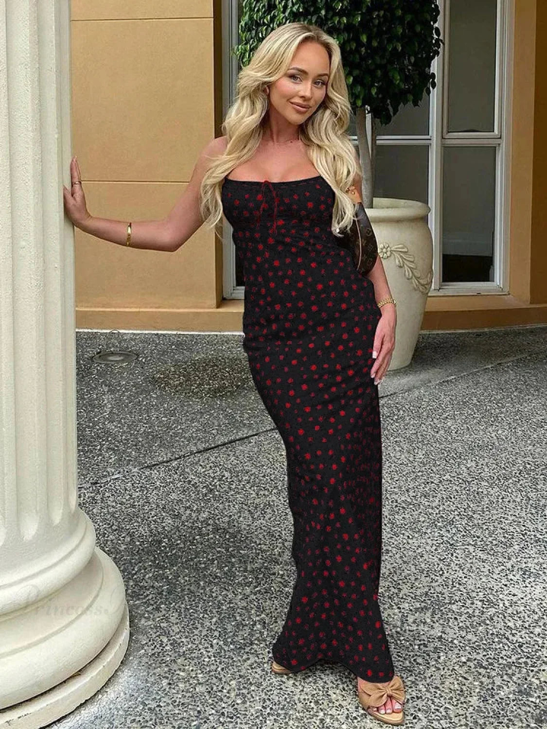 Vestido ajustado de calle con banda y lazo floral a la moda