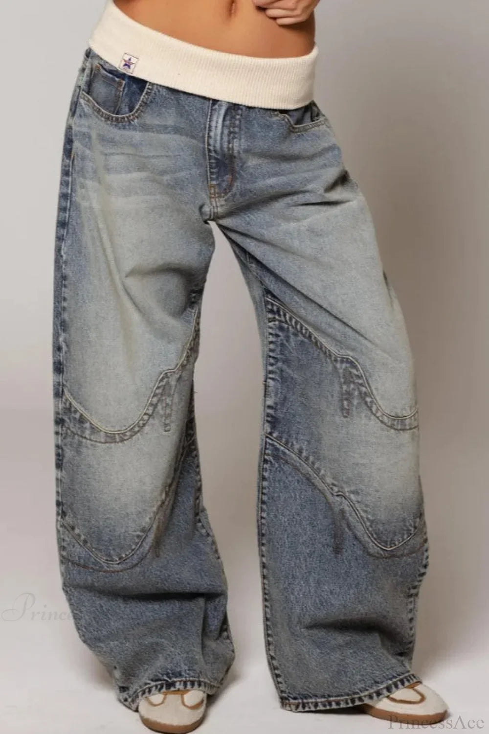 Gewaschene blaue Jeans aus altem Stoff
