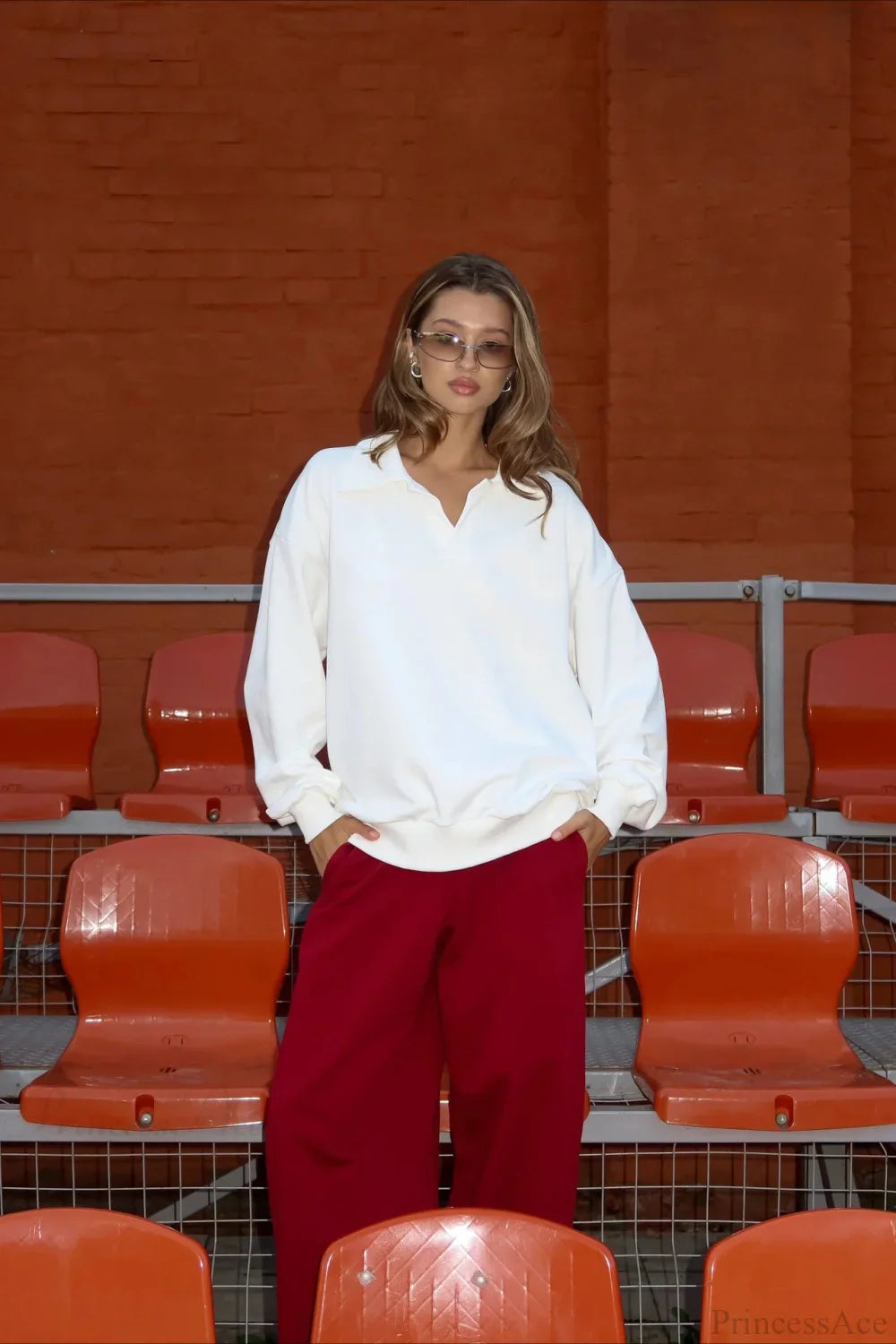 Haut blanc ample Pantalon rouge élastique Ensemble deux pièces