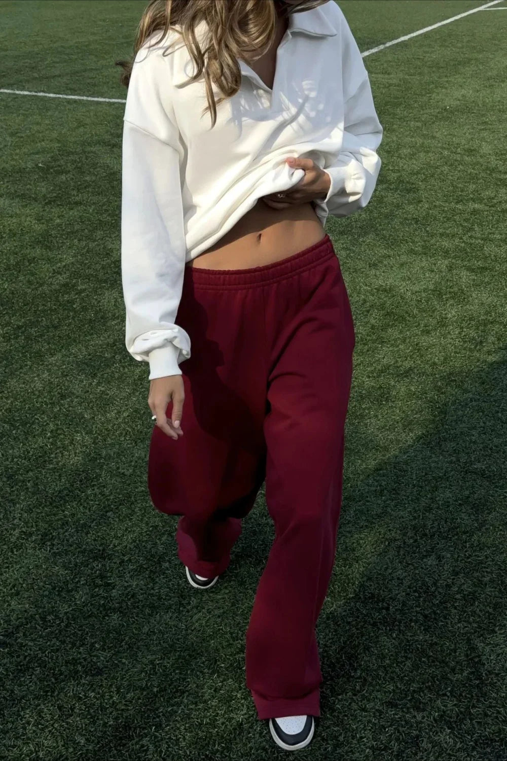 Completo due pezzi con maglia bianca larga e pantaloni rossi elasticizzati