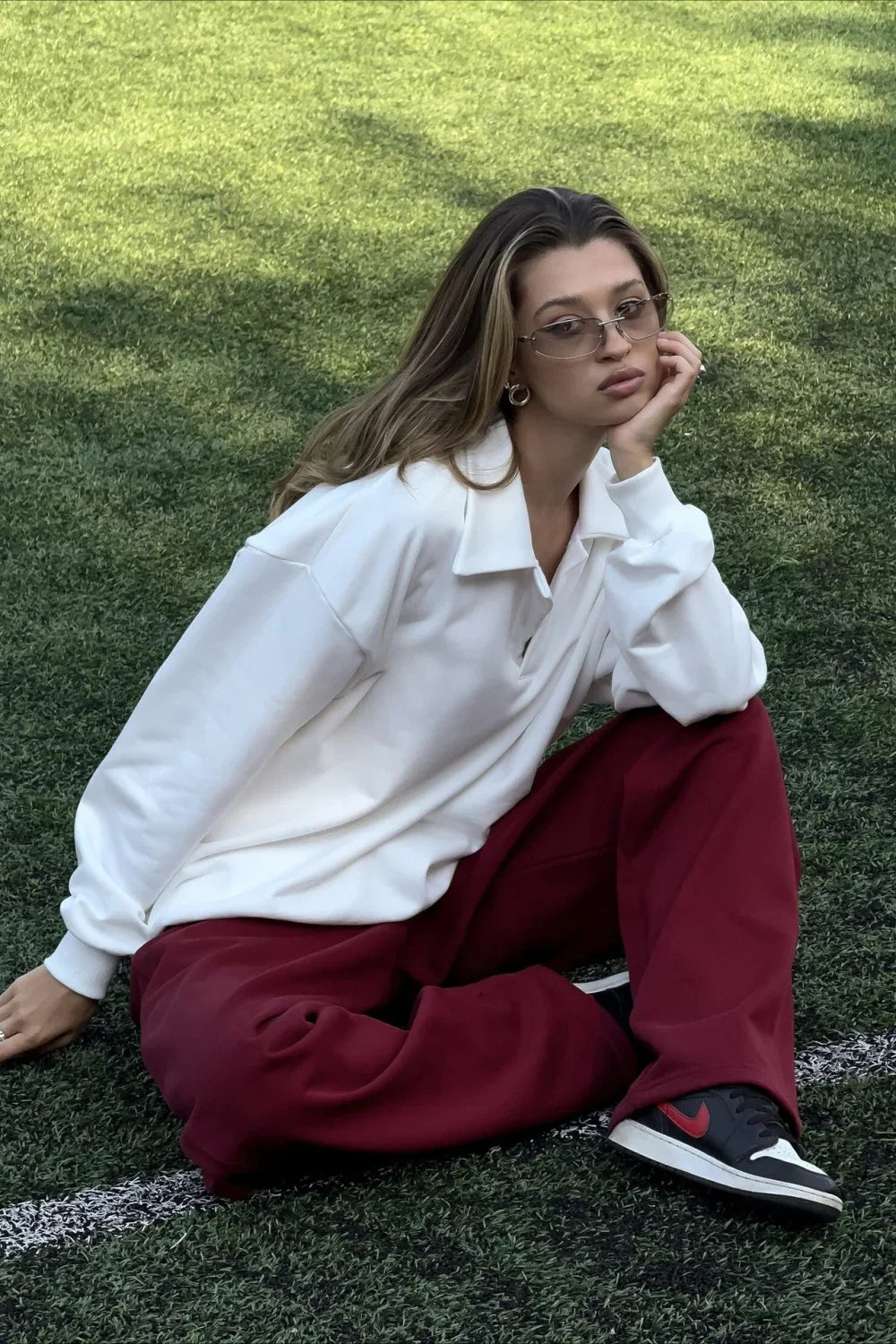 Haut blanc ample Pantalon rouge élastique Ensemble deux pièces
