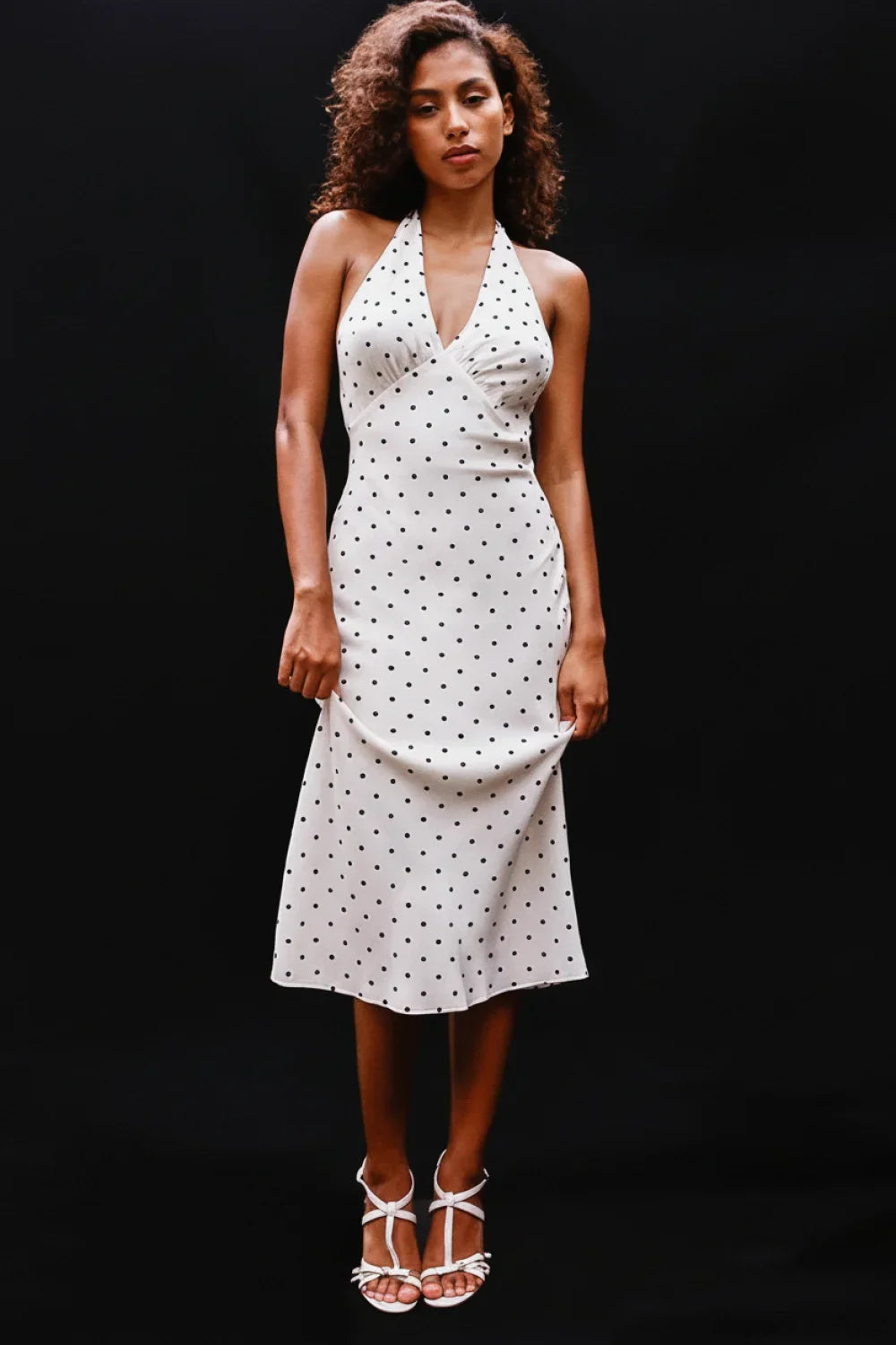 Weißes Maxikleid mit Neckholder, V-Ausschnitt und Tupfenmuster