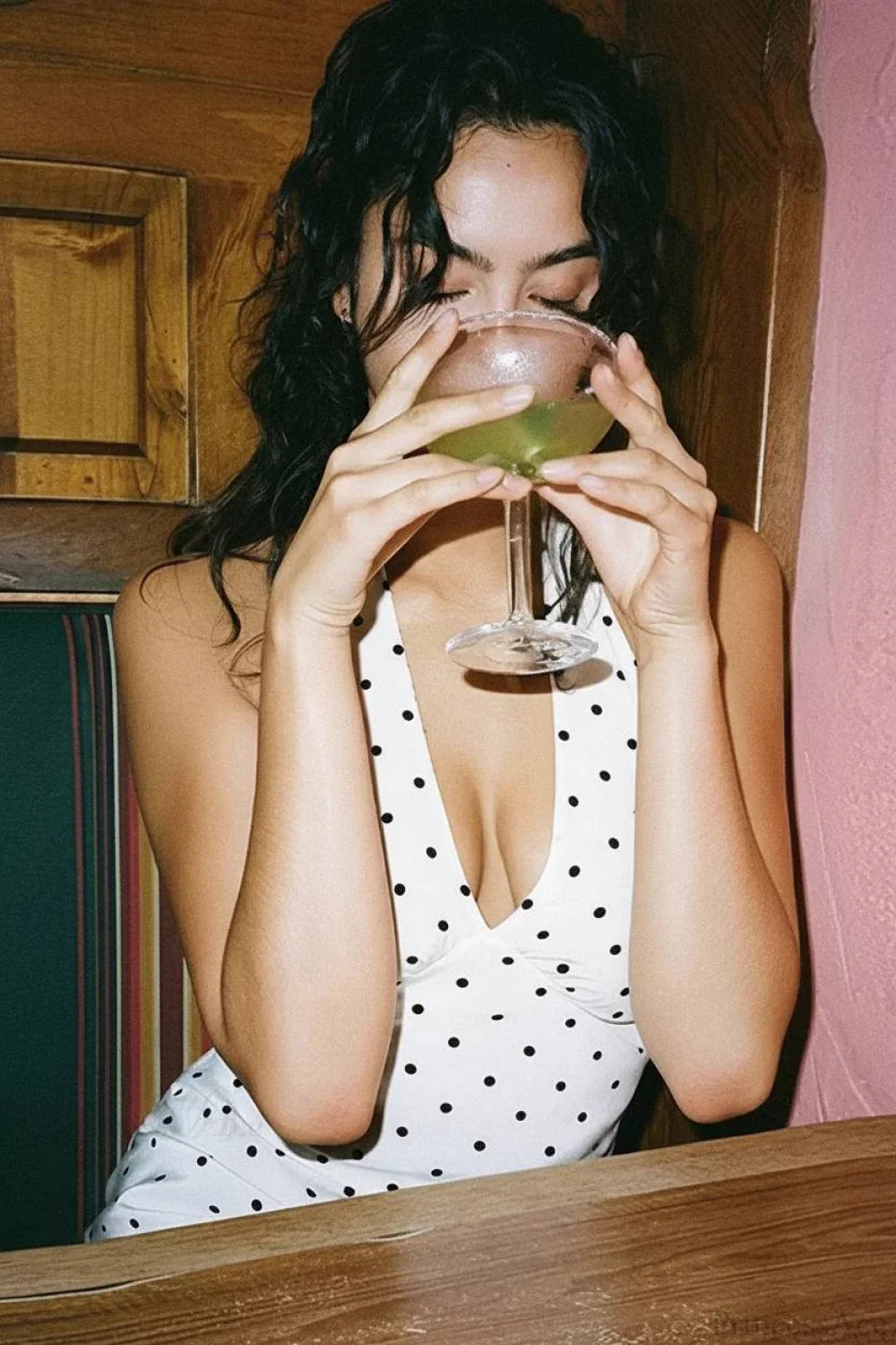 Weißes Maxikleid mit Neckholder, V-Ausschnitt und Tupfenmuster