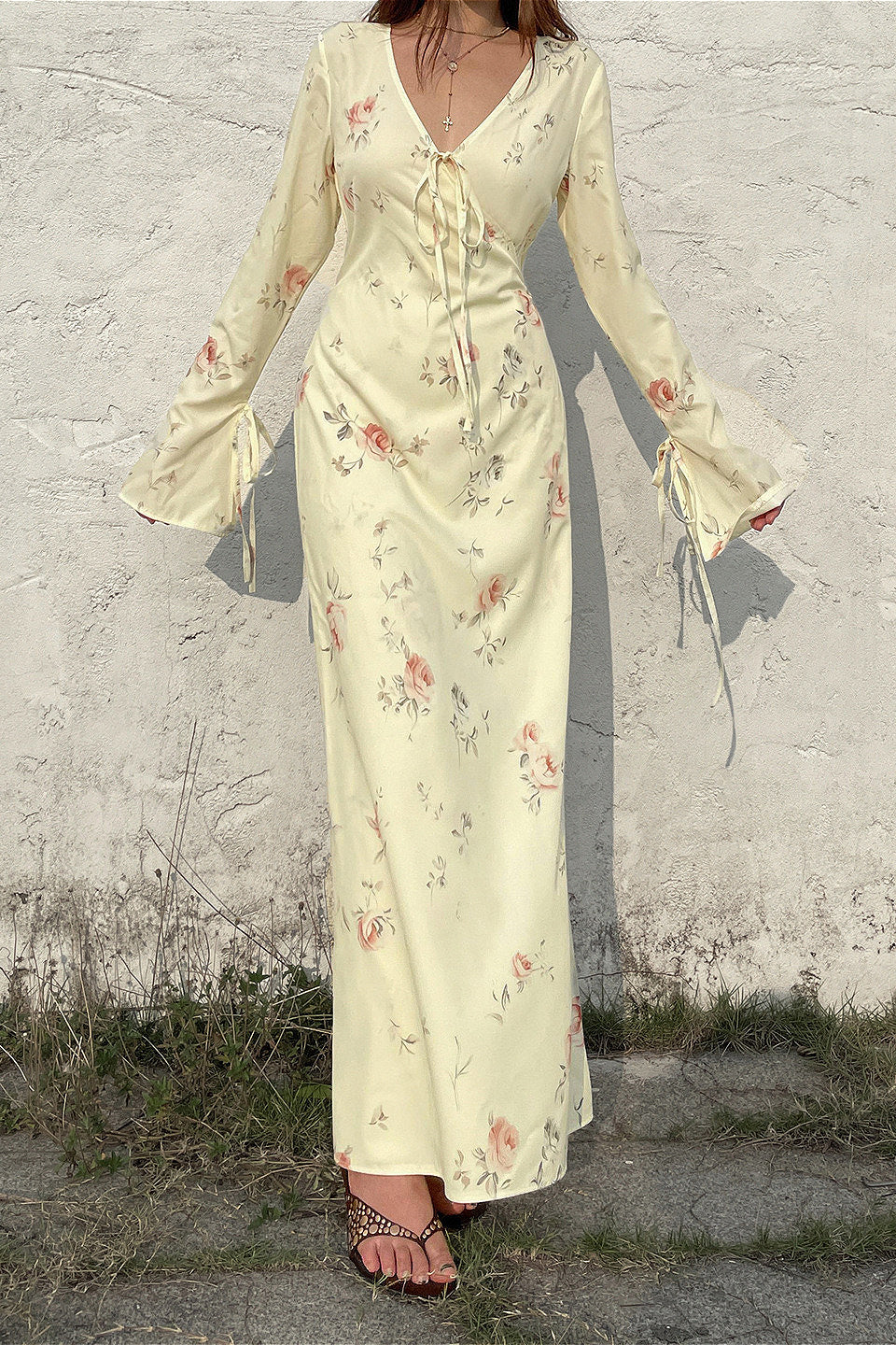 Vestido largo ajustado floral con escote en V dulce, mangas acampanadas y lazo envolvente