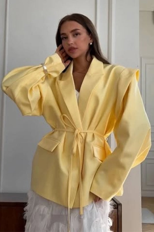 Blazer com Decote em V, Cinto e Ombreiras