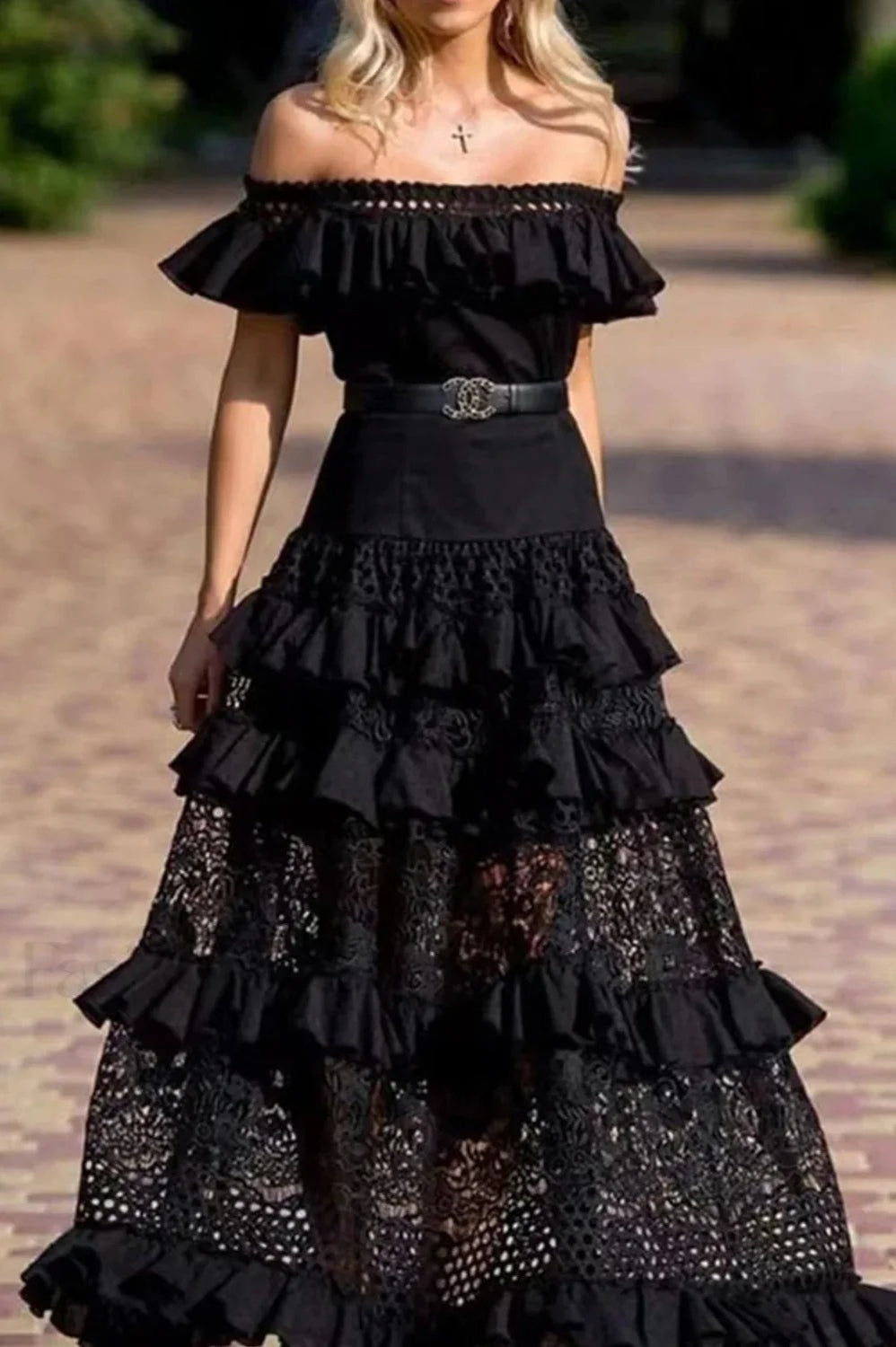 Elegantes Boho-Kleid mit einer Schulter und Rüschen