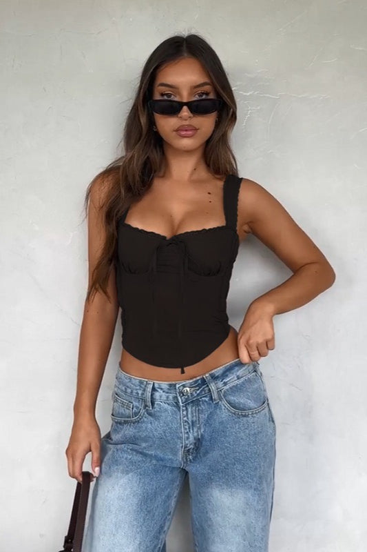 Top elegante, seducente e versatile con bordatura in pizzo