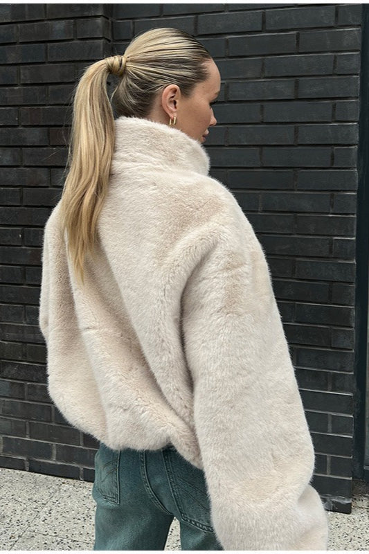 Chaqueta corta de piel sintética con cuello alto