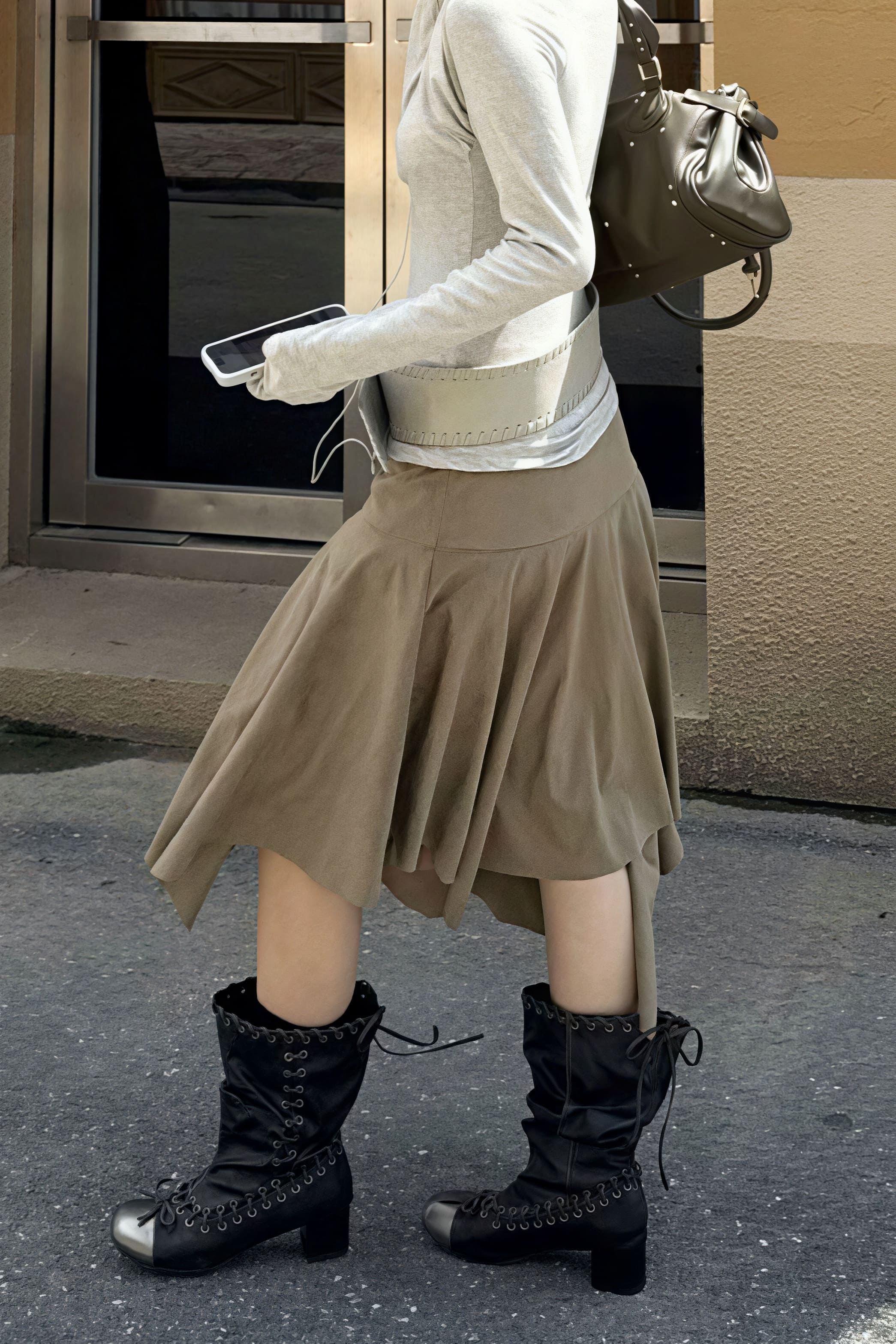 Schicker Wildleder-Rock mit hohem Bund und asymmetrischem Schnitt