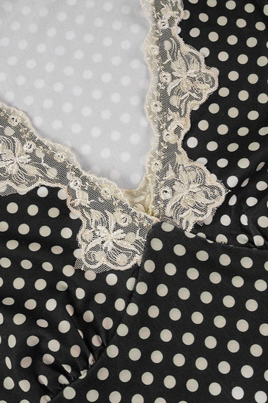 Haut court en dentelle à pois doux avec col en V