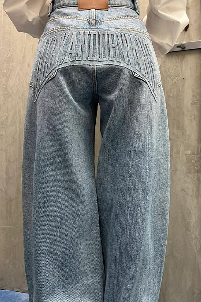 Jeans sueltos de largo hasta el suelo con pierna curva y letras en relieve lavadas