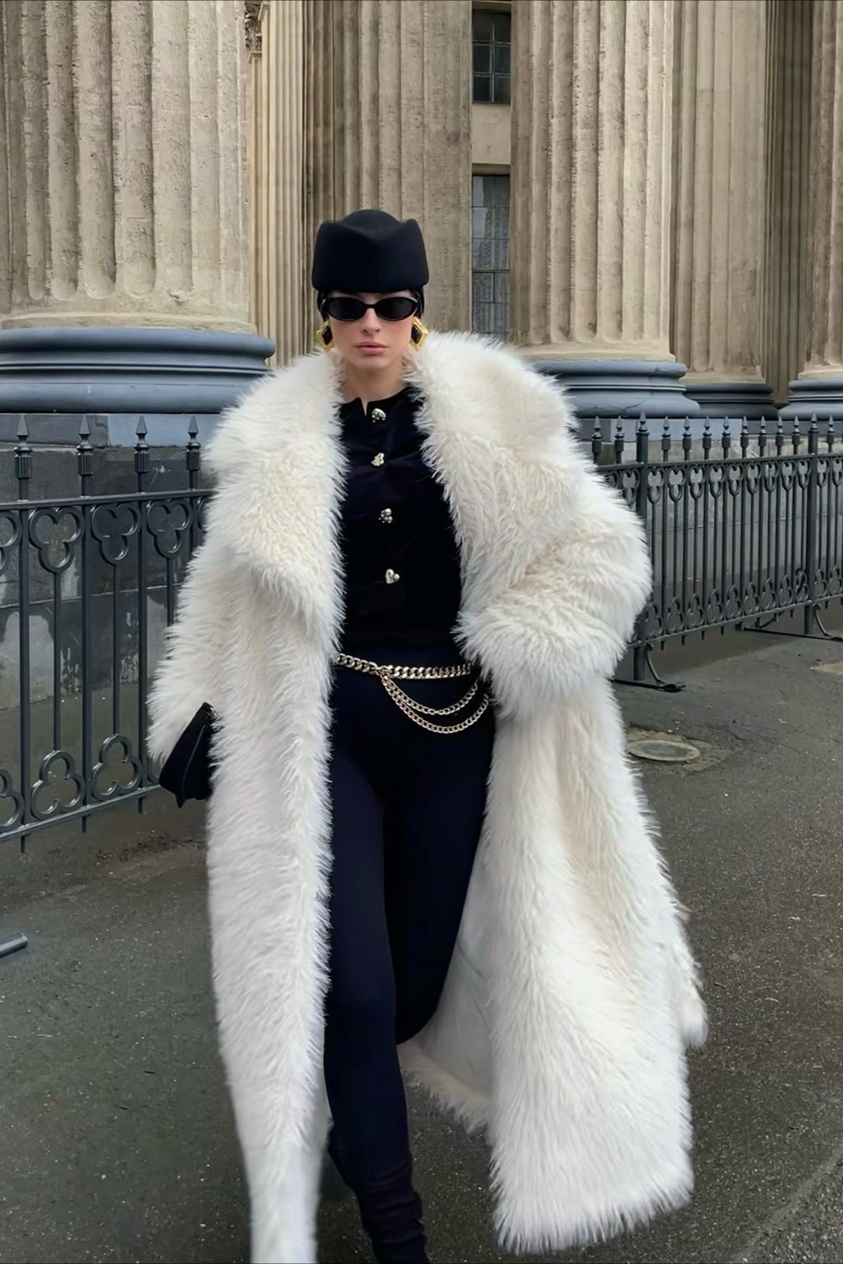 Langer weißer über dem Knie liegender ökologischer Kunstpelz dicker Mantel