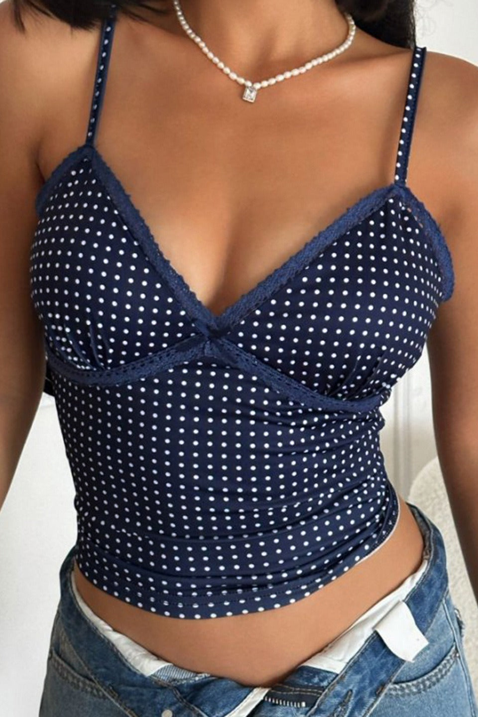 Svádivý top s puntíky, krajkou a barevnými bloky