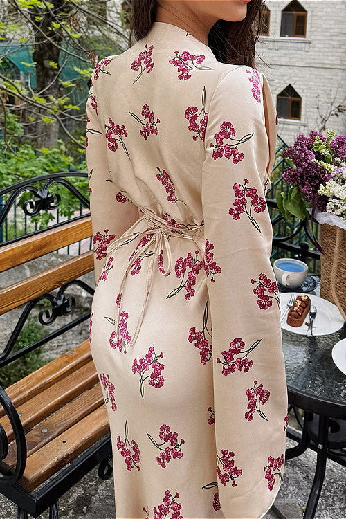 Elegantes Maxikleid aus Satin mit V-Ausschnitt, langen Ärmeln und Taillenschleife, floralem Muster