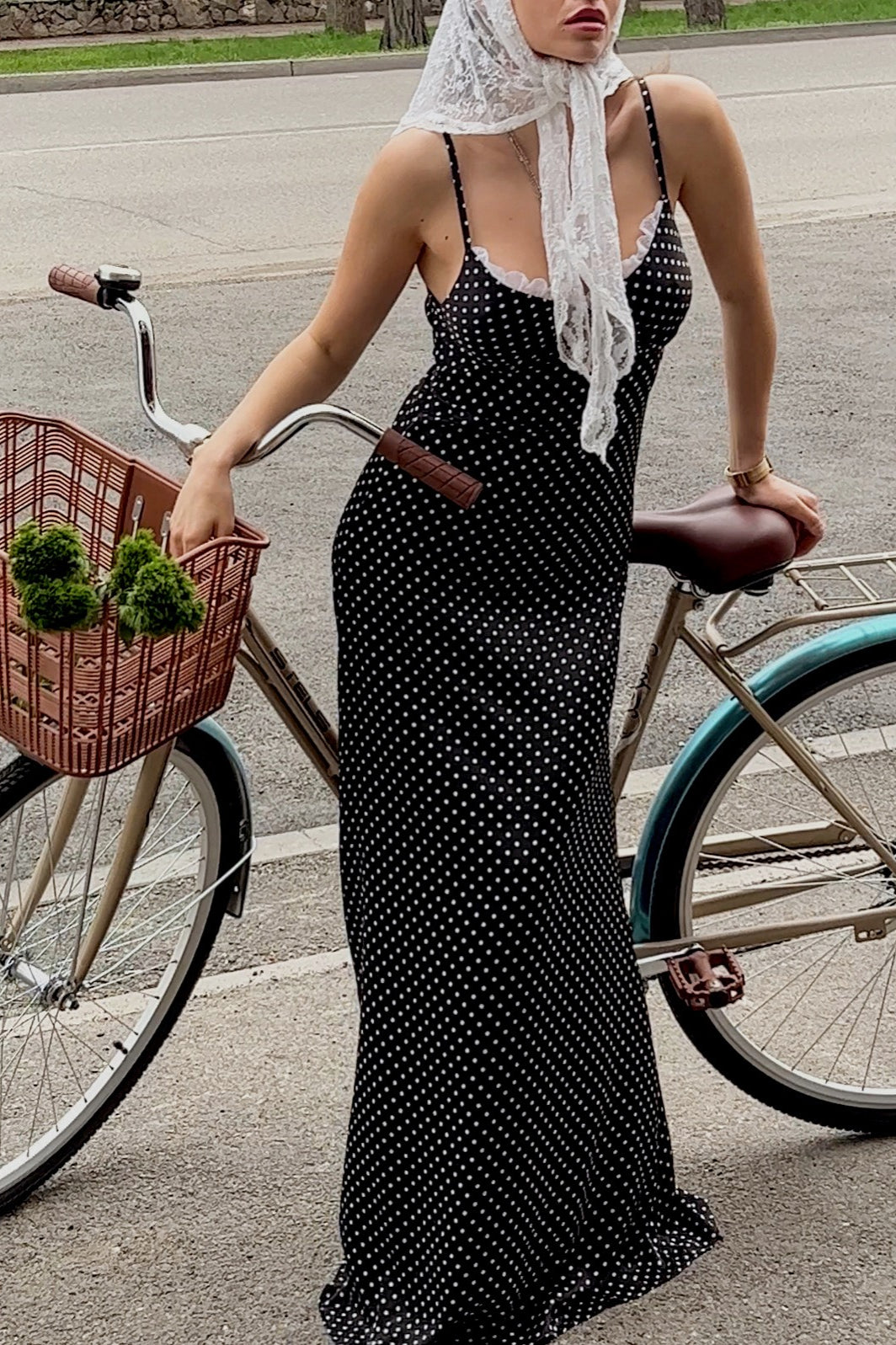 Maxikleid mit gepunkteter Spitzenborte und Trägern