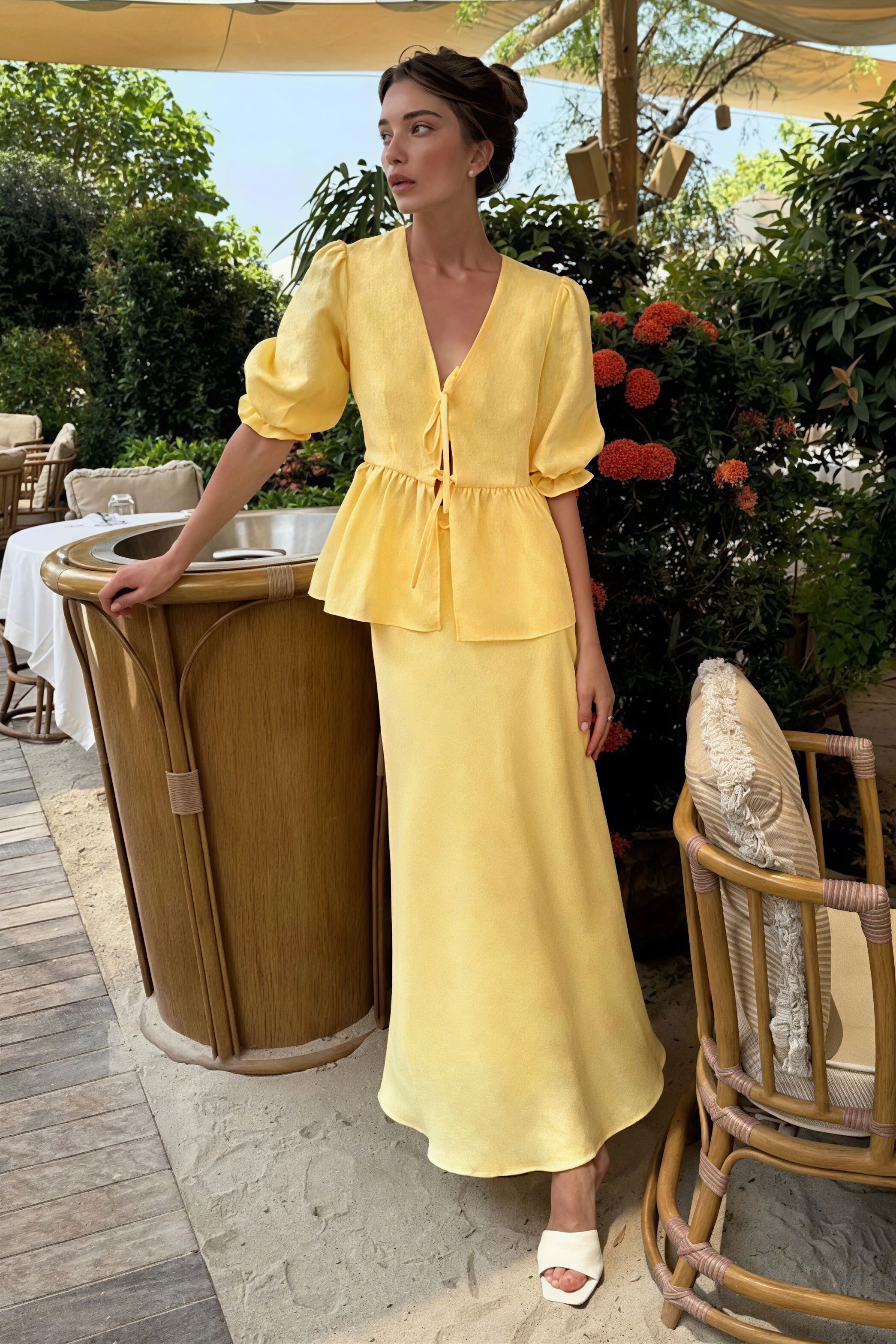 Conjunto informal sólido de blusa con cuello en V y volantes, y falda de manga corta