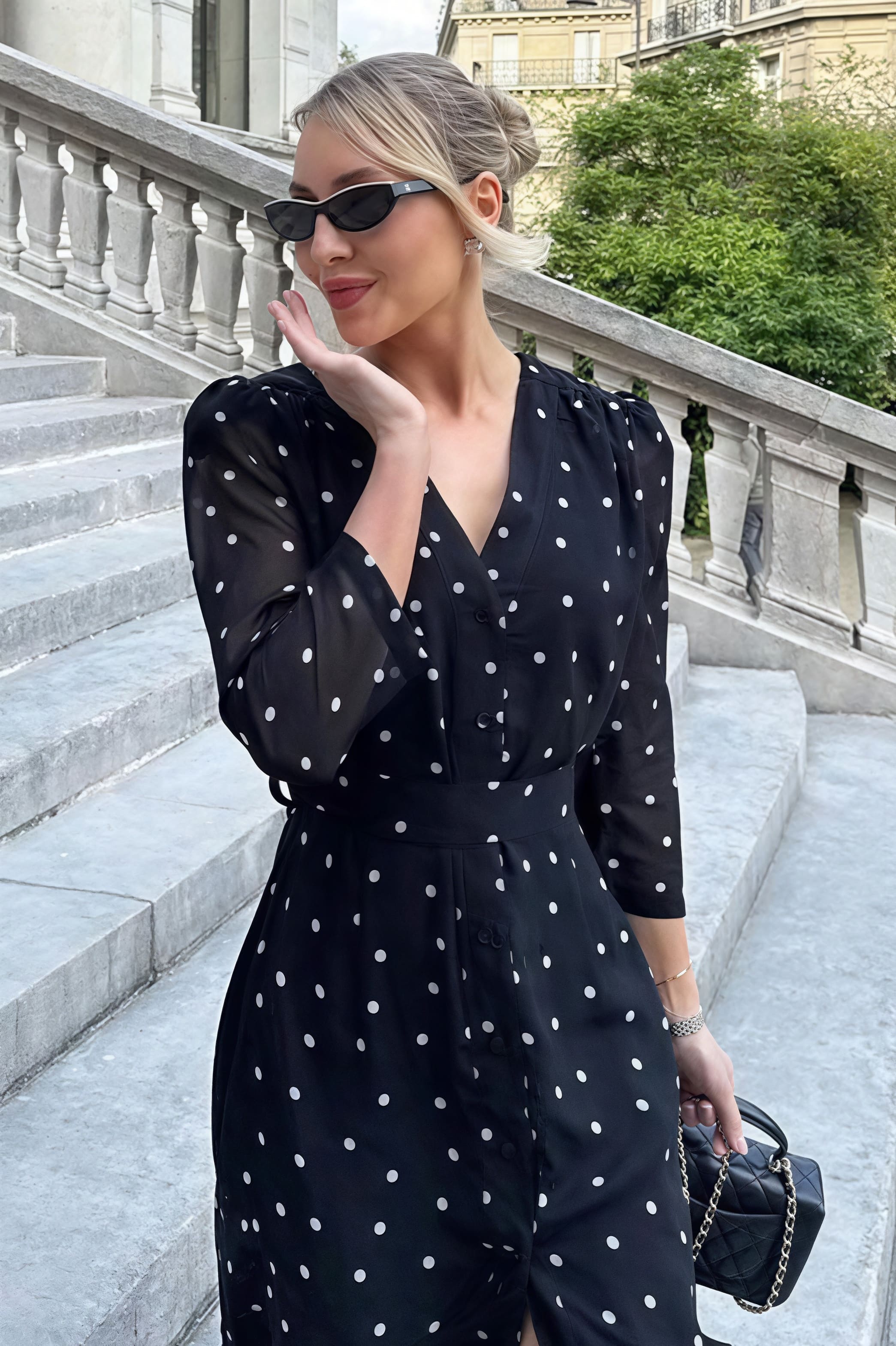 Vestido midi de lunares con escote en V, cintura ajustada, manga larga y abertura alta