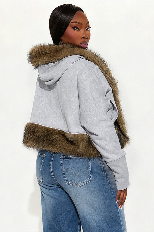 Sudadera corta suelta con capucha y borde de piel gruesa en piezas