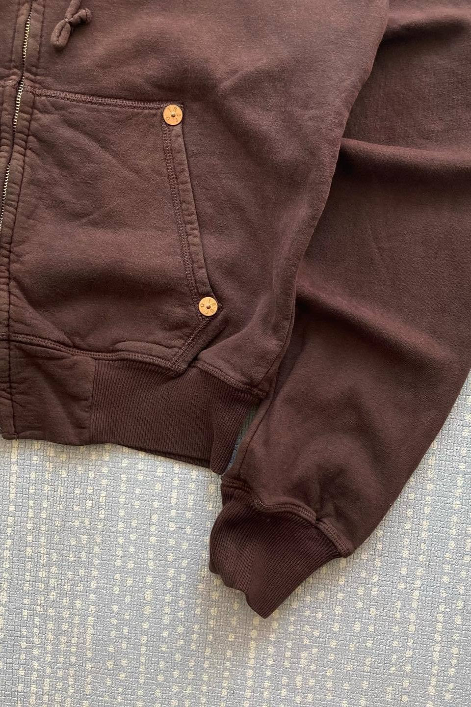 Sweat à capuche à fermeture éclair rivetée au style ancien