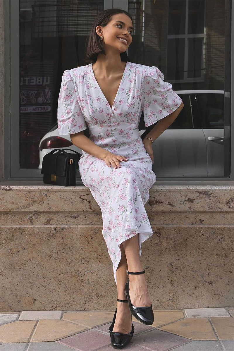 Vestido floral ajustado con escote en V, hombros marcados, cintura alta y mangas cortas