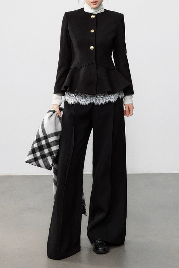 Abrigo elegante de lana negra con cintura plisada