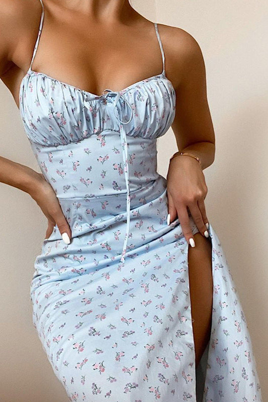 Vestido floral con tirantes finos y abertura