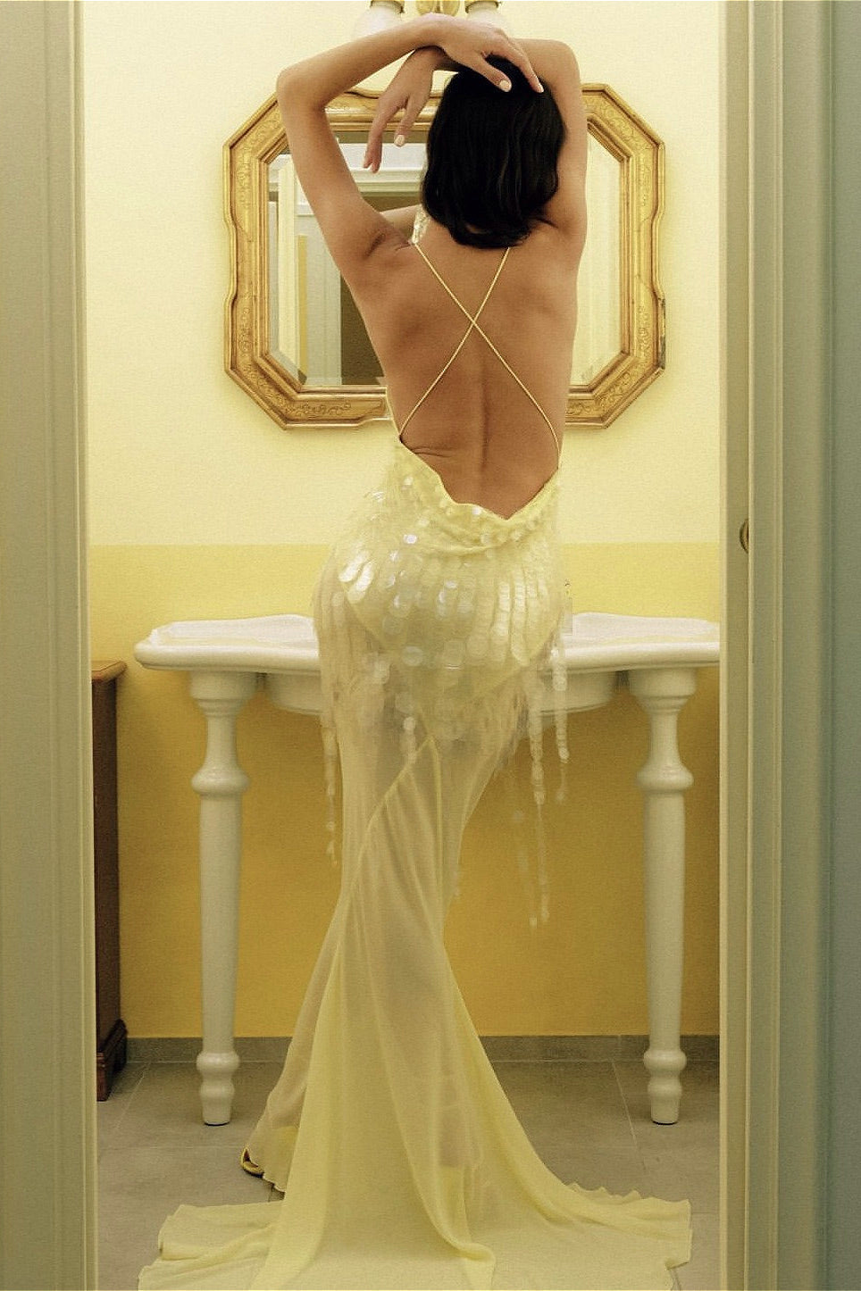 Vestido Floral de Paetês com Cintura Alta, Sem Mangas e Recorte Vazado