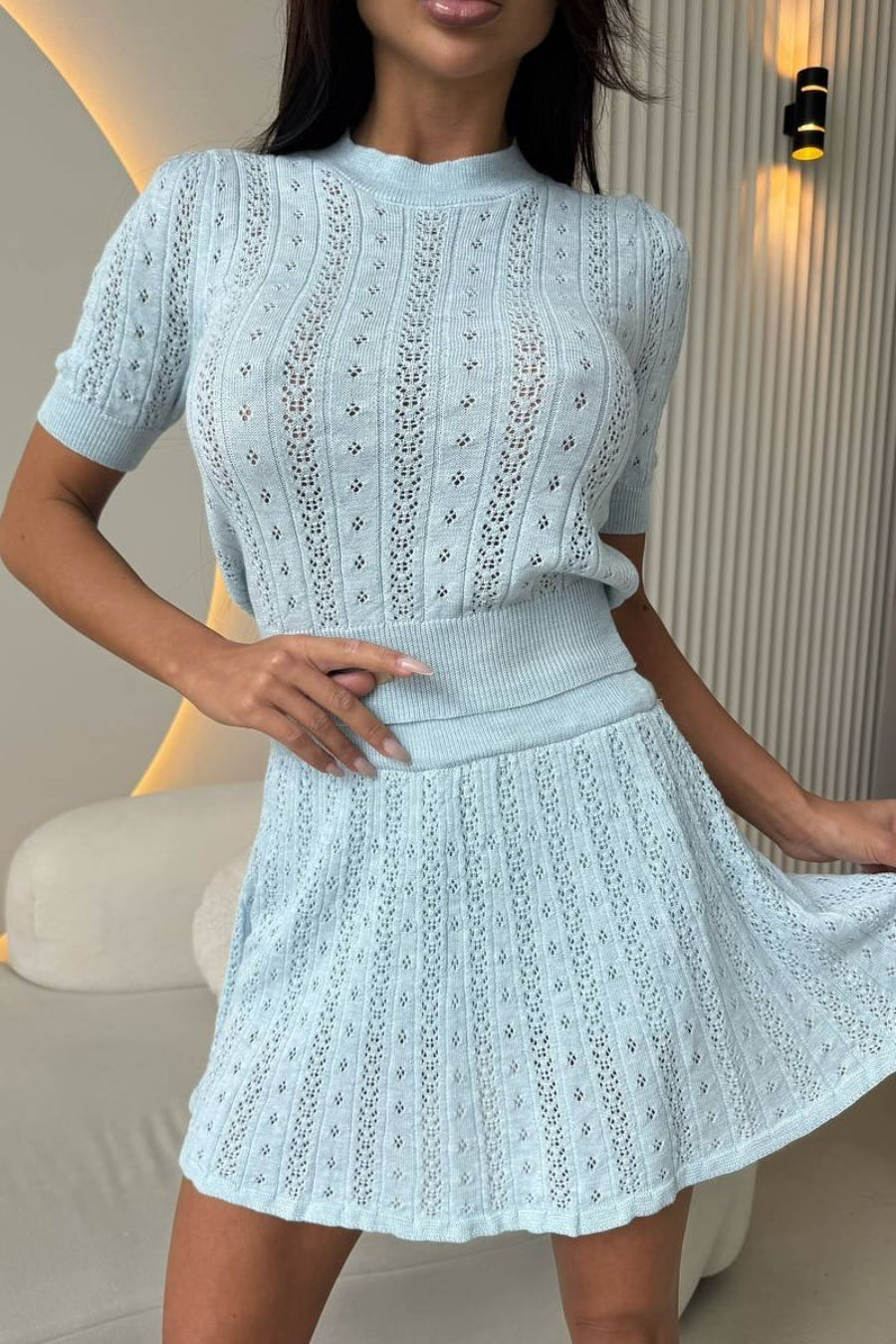 Leichtes gestricktes einfarbiges Rundhals-Oberteil mit Ausschnitt und Rock-Set