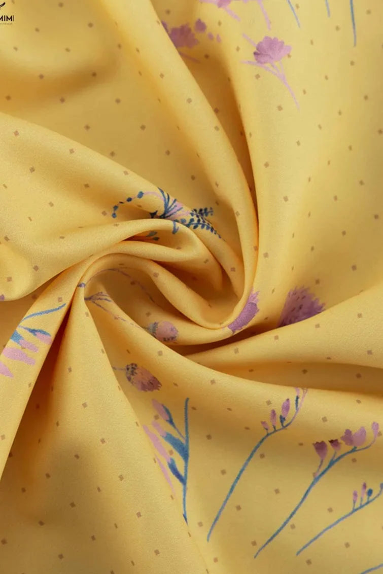 Lässiges gelbes Kleid mit Blumenmuster und Spaghettiträgern