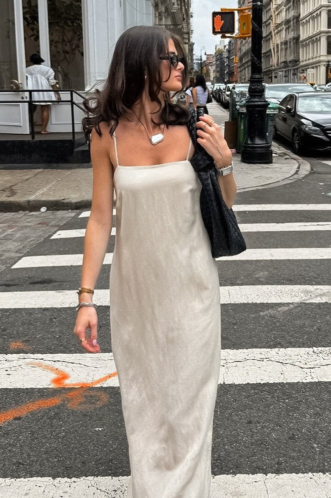 Abito lungo da ufficio ampio in lino e cotone color kaki con spalline sottili