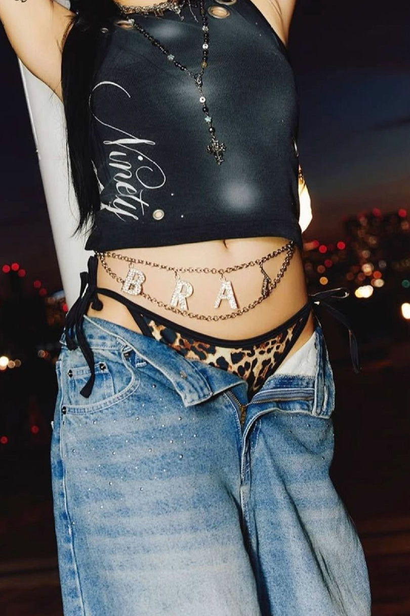 Gerade geschnittene Jeans mit Stickerei und Strasssteinen in Engelsflügelform