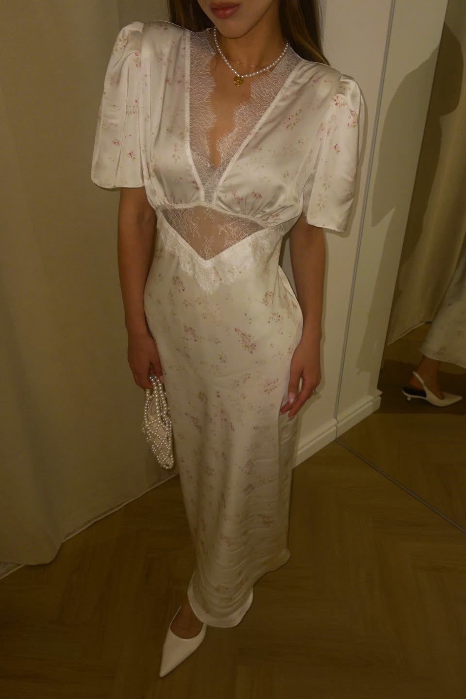 Maxikleid mit V-Ausschnitt, Spitzenbesatz, Blumenmuster und Puffärmeln