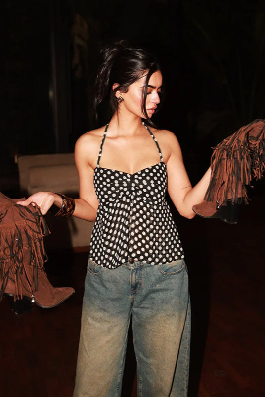 Haut court à pois avec dos noué et fronces au col halter