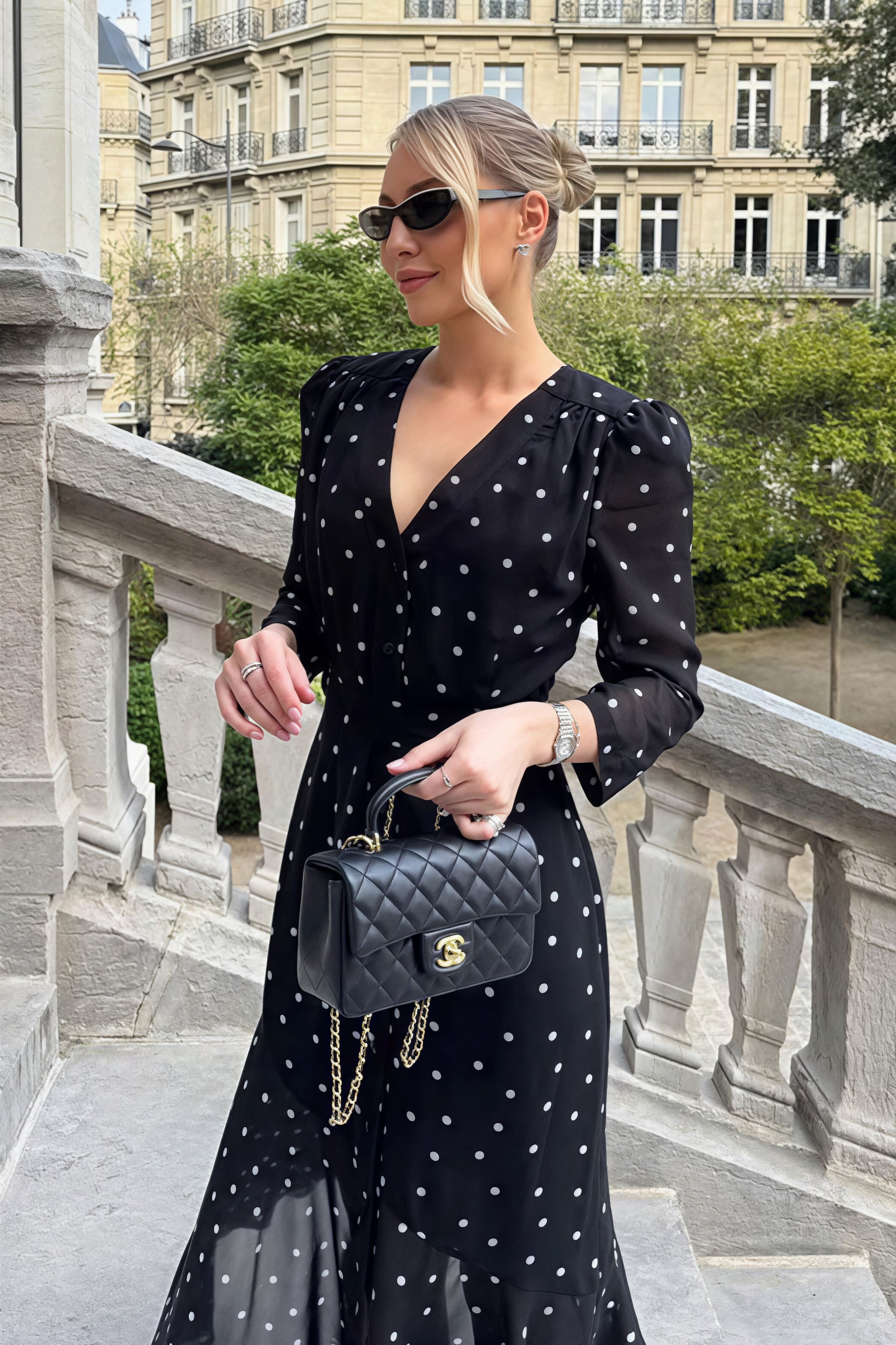 Vestido midi de lunares con escote en V, cintura ajustada, manga larga y abertura alta